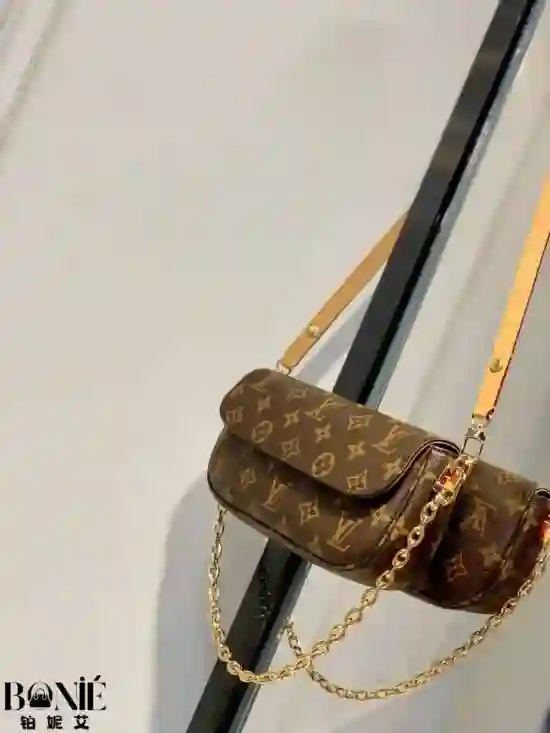 M81911 - Wallet On Chain Ivy 手袋