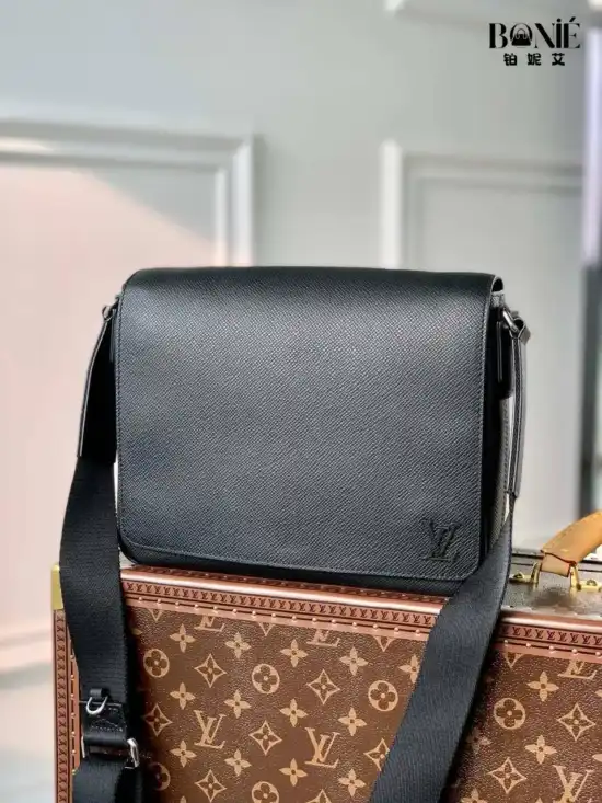 M30850 - Louis Vuiiton District 小号邮差包