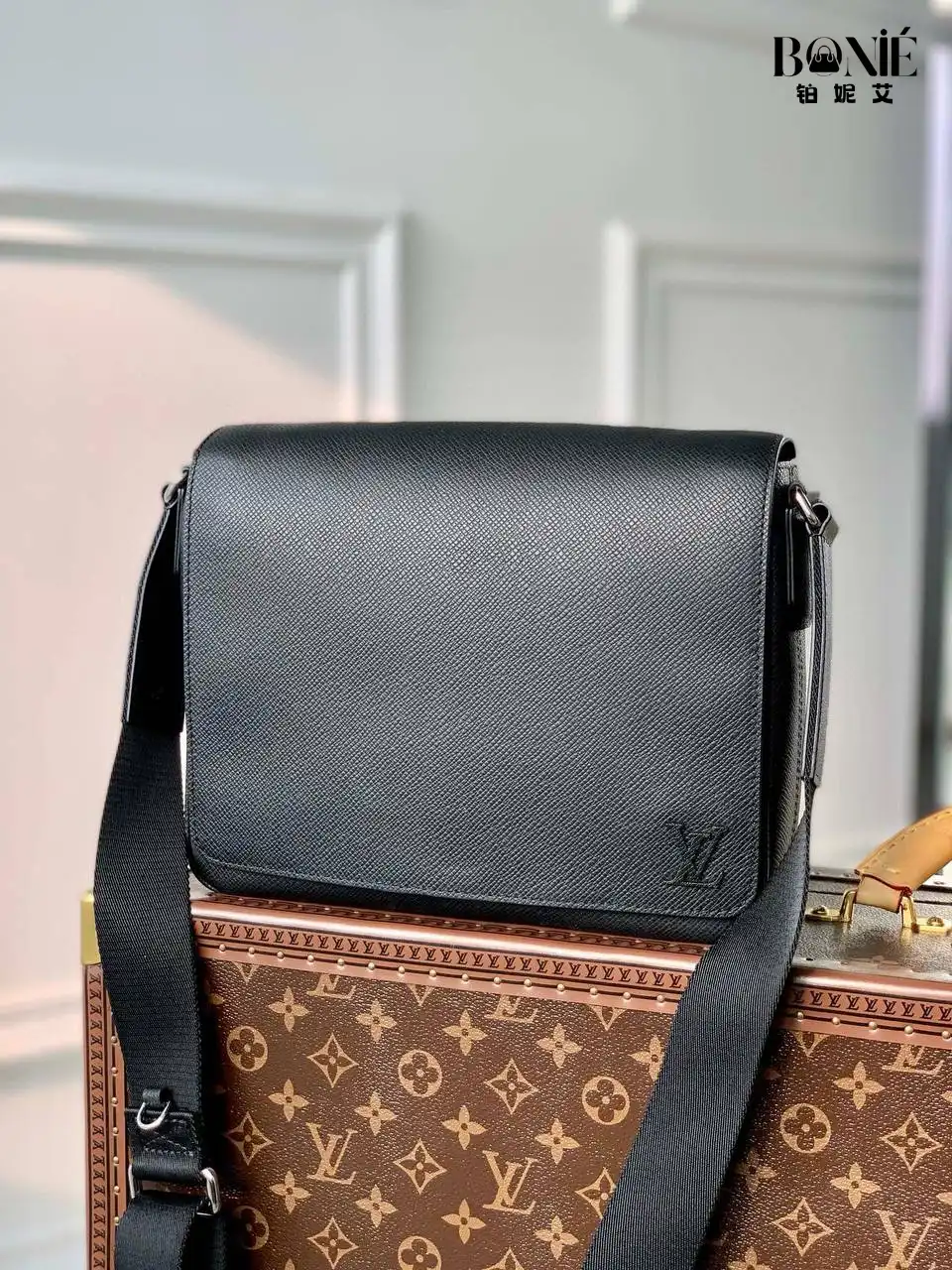 M30850 - Louis Vuiiton District 小号邮差包